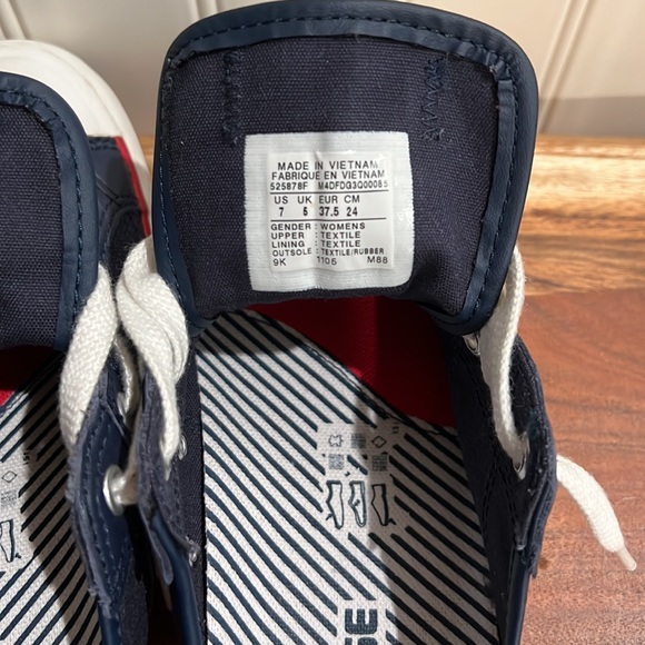 CONVERSE Chuck Taylor Canvas-Faux Leather Shoes Like New-Only Worn 1 Time - Picture 8 of 13